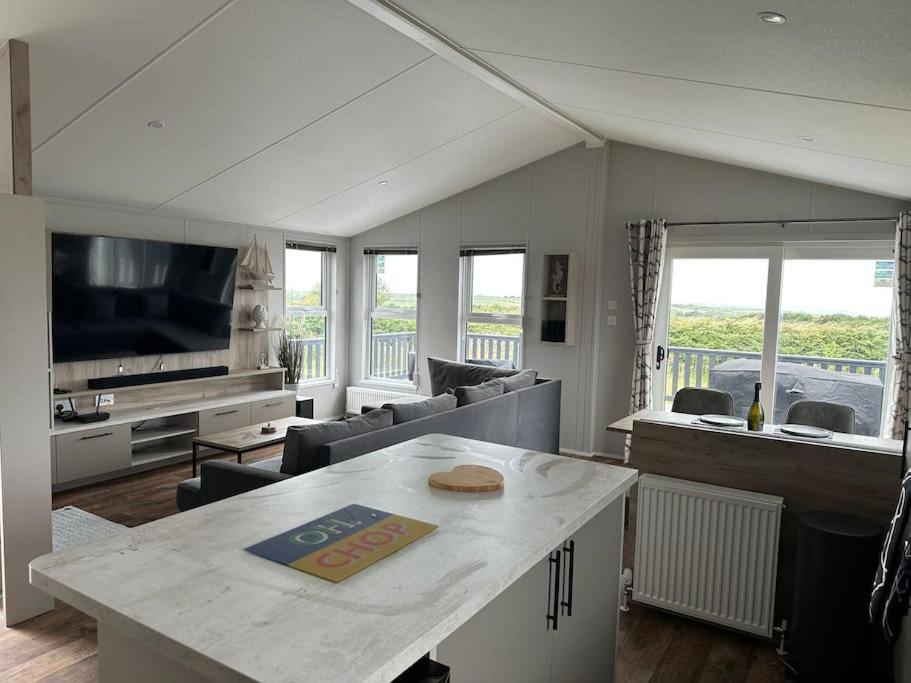 Modern Lodge With Amazing Views New Quay Εξωτερικό φωτογραφία